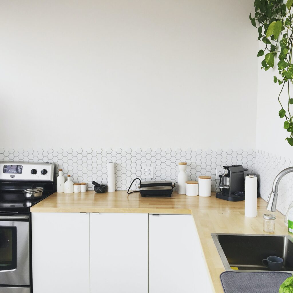 L-shaped kitchen with wooden table