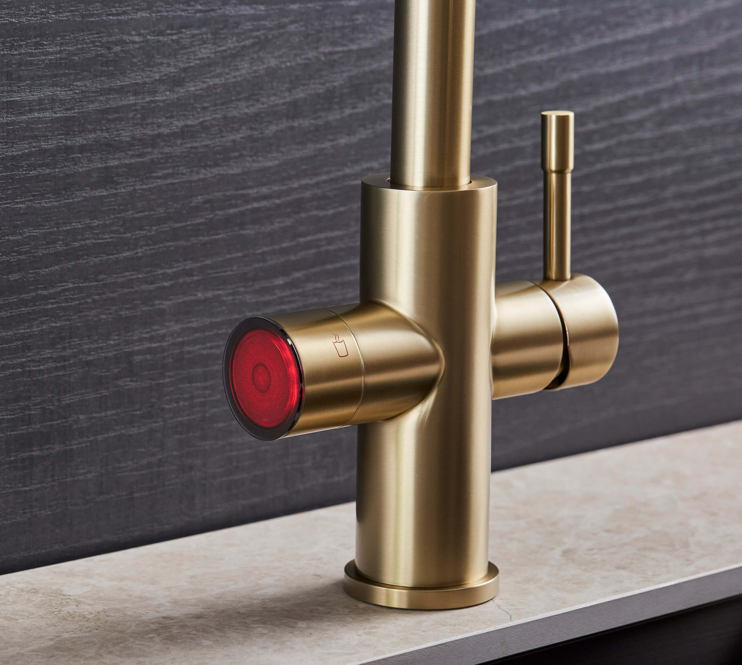 Sapphire Chilled 4-in-1: Swan Neck Digital Pull Out Tap - Brushed Gold - Image 9