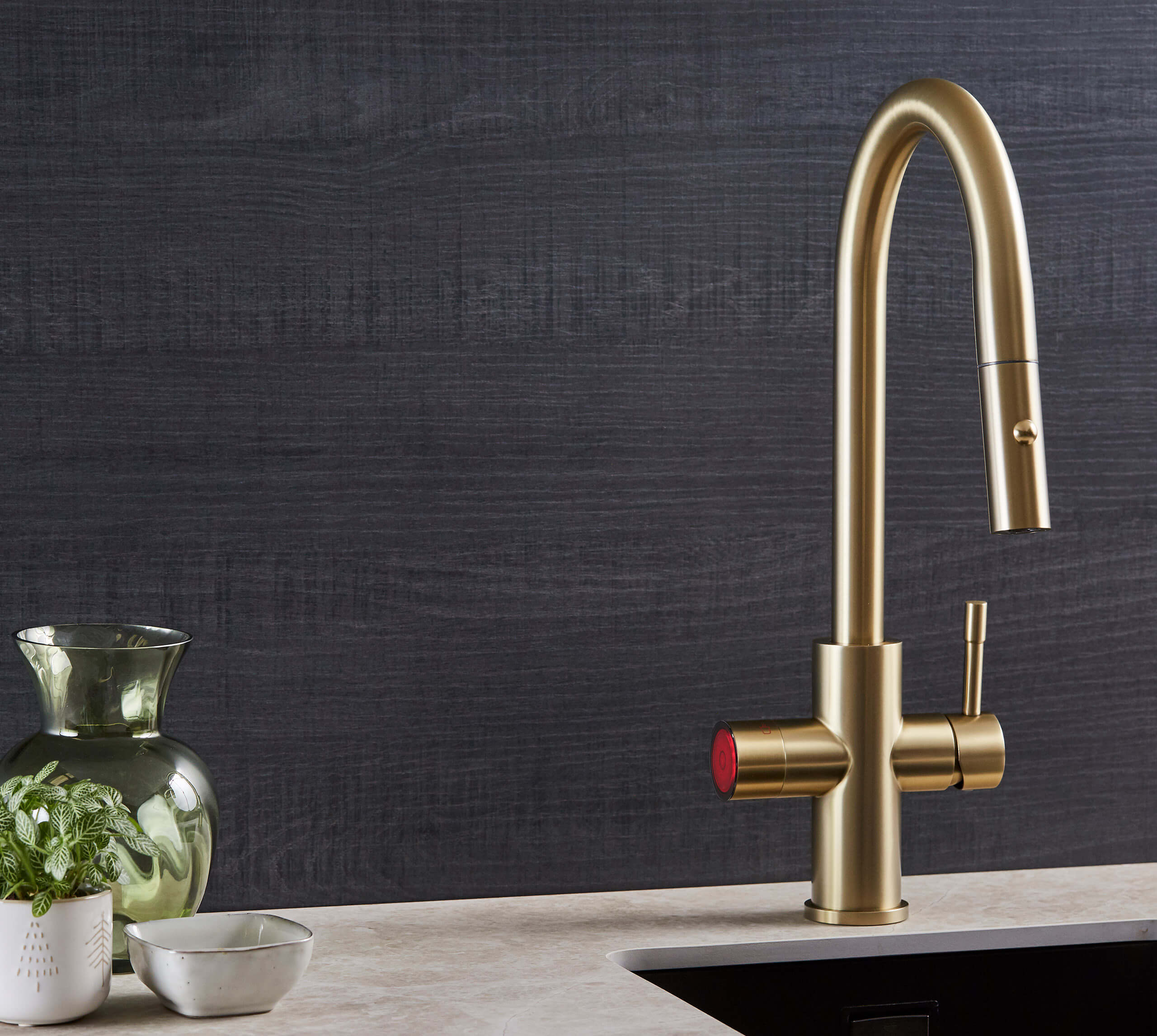 Sapphire Chilled 4-in-1: Swan Neck Digital Pull Out Tap - Brushed Gold - Image 8