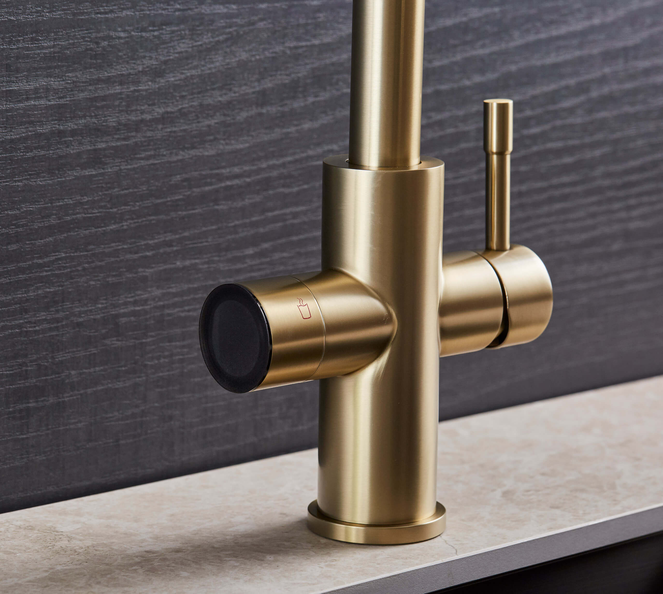 Sapphire Chilled 4-in-1: Swan Neck Digital Pull Out Tap - Brushed Gold - Image 6