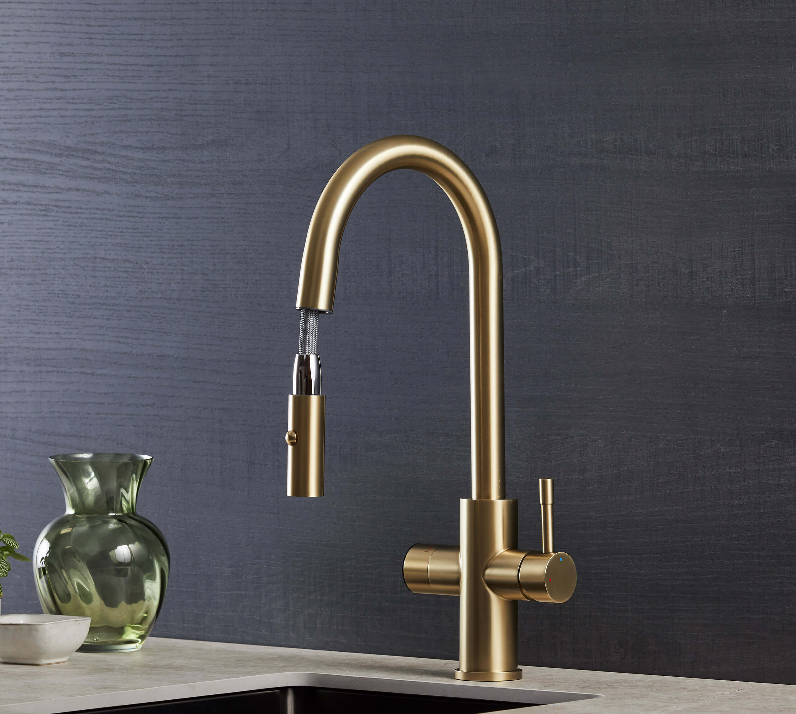 Sapphire Chilled 4-in-1: Swan Neck Digital Pull Out Tap - Brushed Gold - Image 4